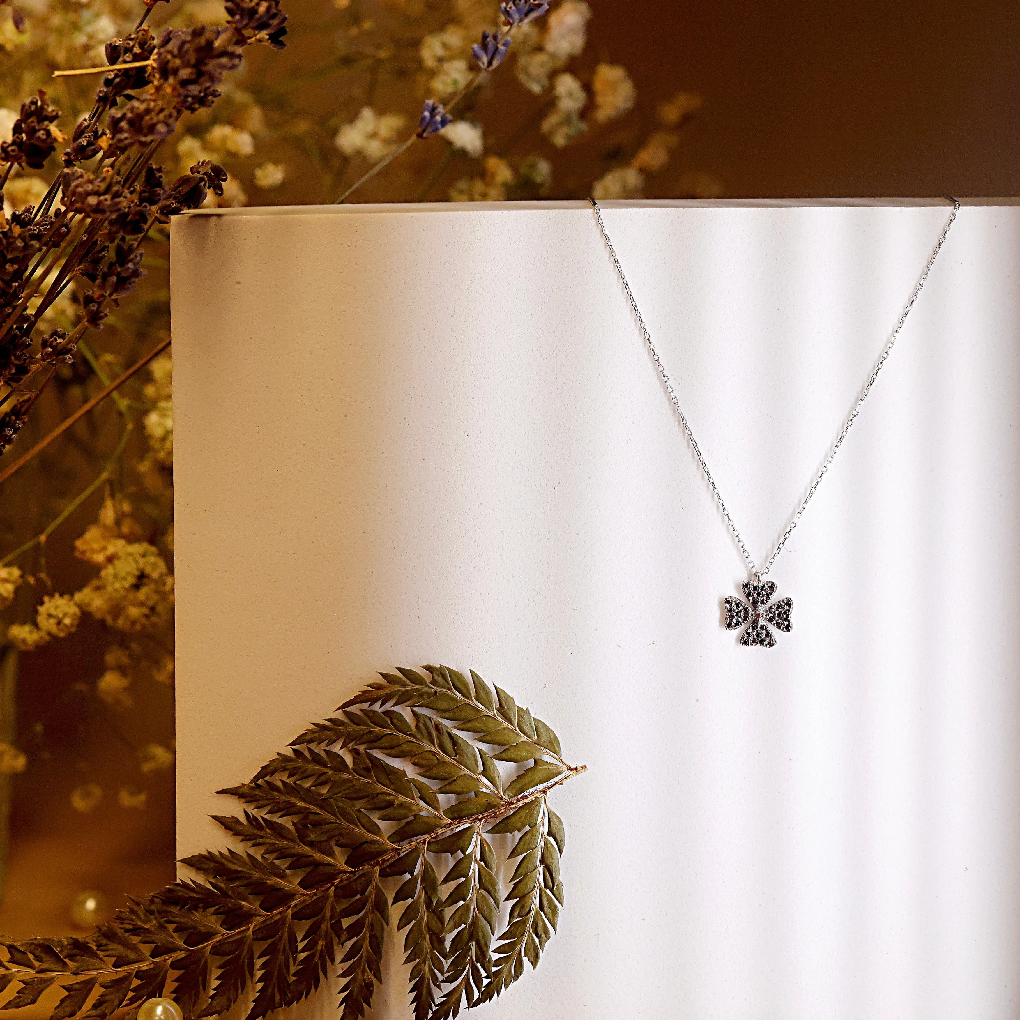 Clover leaf necklace black