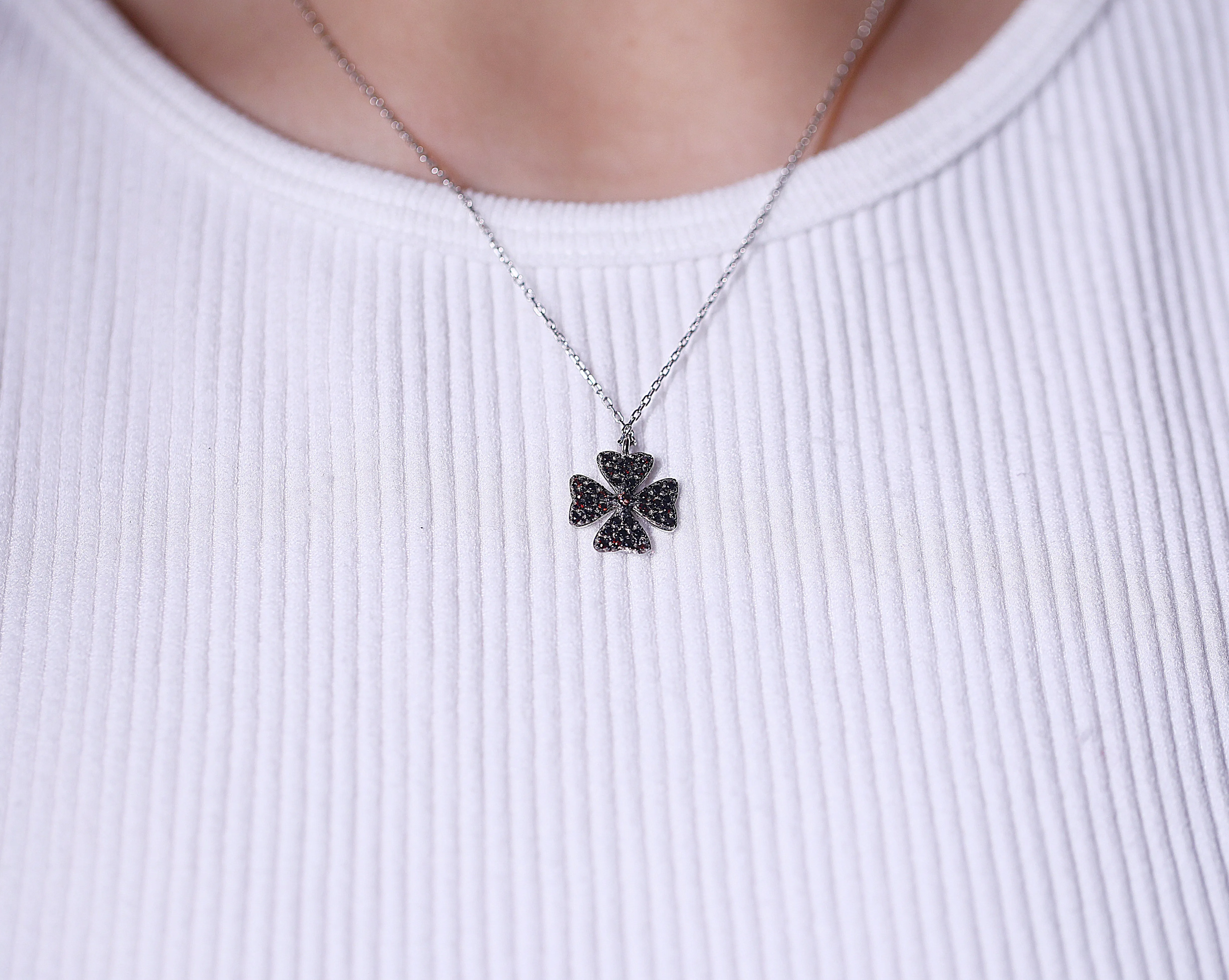Clover leaf necklace black