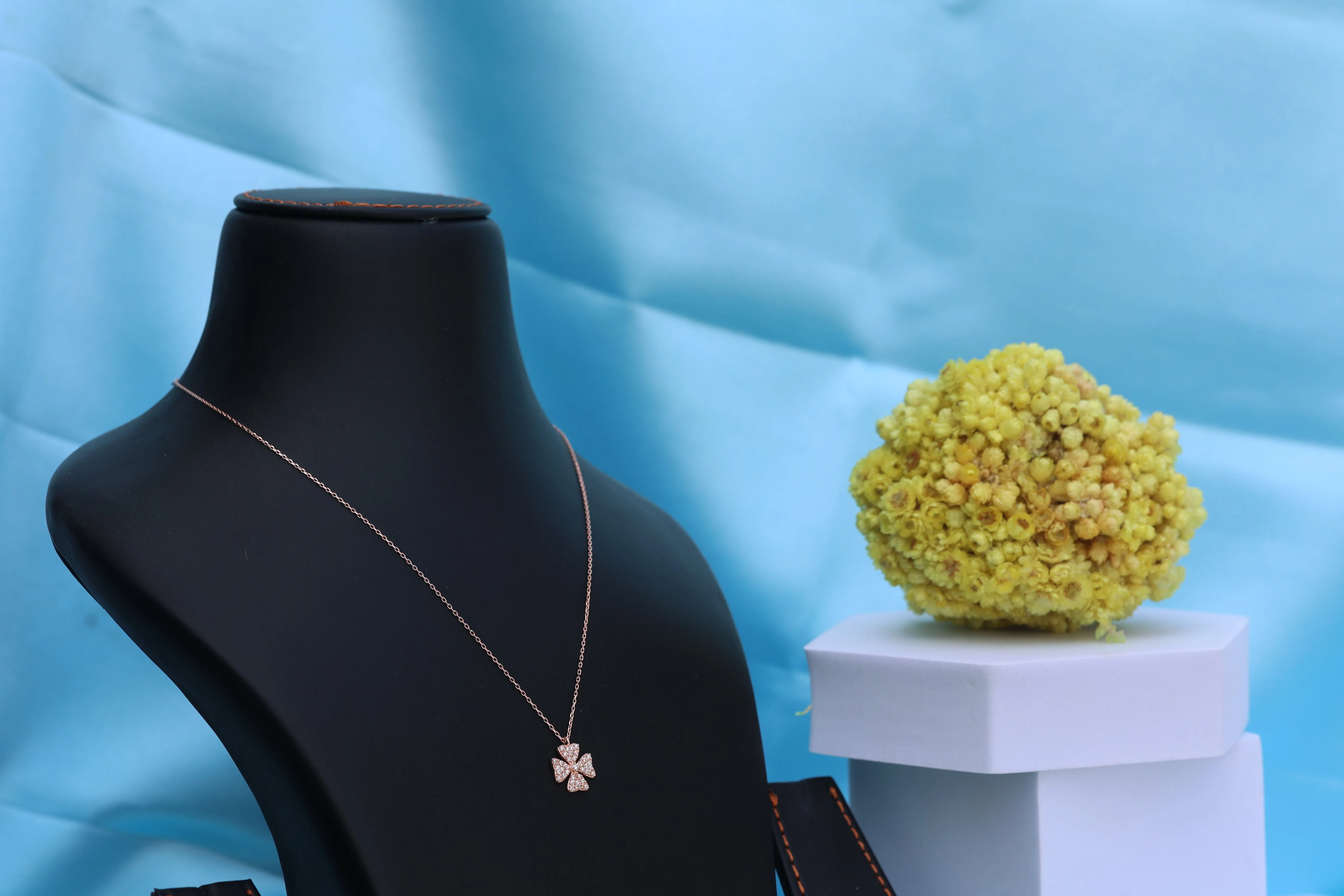 Clover leaf rose gold necklace